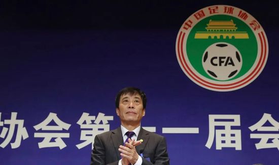大学情侣野外吃奶捏胸